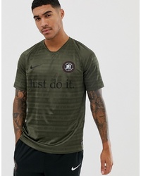 T-shirt con scollo a v stampata verde oliva di Nike