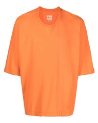 T-shirt girocollo arancione di Homme Plissé Issey Miyake