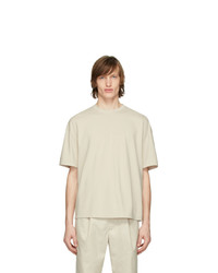 T-shirt girocollo beige di Deveaux New York