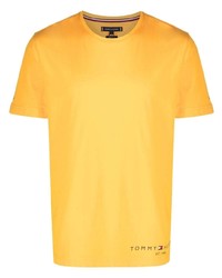 T-shirt girocollo senape di Tommy Hilfiger