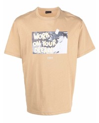 T-shirt girocollo stampata marrone chiaro di Throwback.