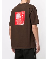 T-shirt girocollo stampata marrone scuro di Undercover