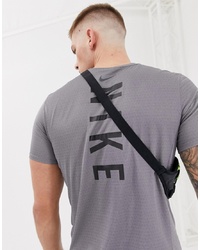 T-shirt girocollo stampata viola melanzana di Nike Running