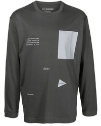 T-shirt manica lunga stampata grigio scuro di And Wander