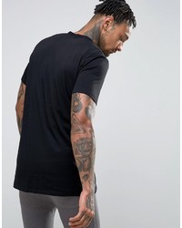 T-shirt nera di Lacoste