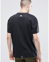 T-shirt nera di adidas
