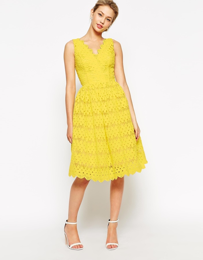 Нарядные платья желтые брошки. Желтое кружевное платье. Желтое платье с кружевом. Лимонное платье. Платье на выпускной желтое миди.
